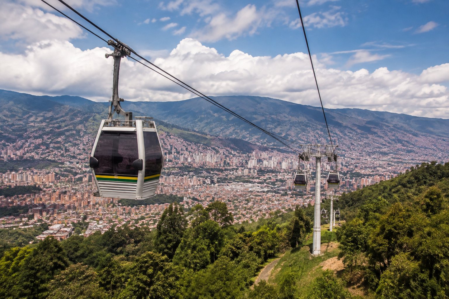 Cómo viajar de Bogotá a Medellín y Cartagena: ruta, vuelos y tiempos Teleférico sobre Medellín y las montañas que rodean la ciudad