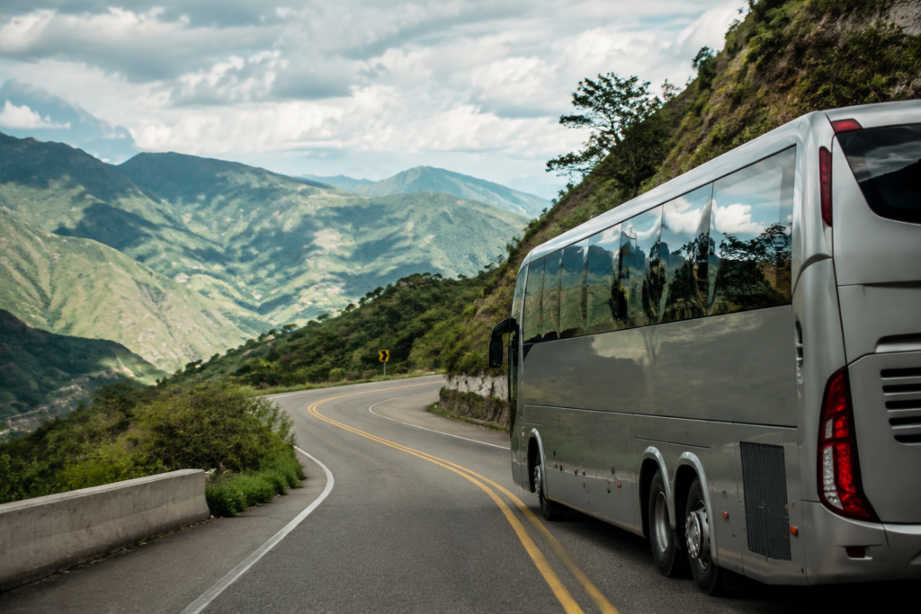 Autobús turístico recorriendo una carretera montañosa de Colombia